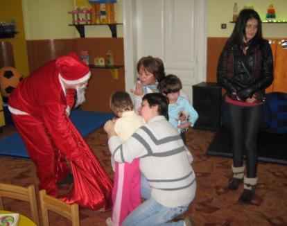 Tinerii din TSD Bihor le-au dus daruri micuţilor cu dizabilităţi 